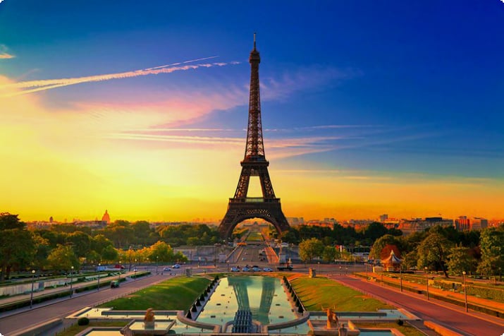 Eiffel-torni auringonnousussa