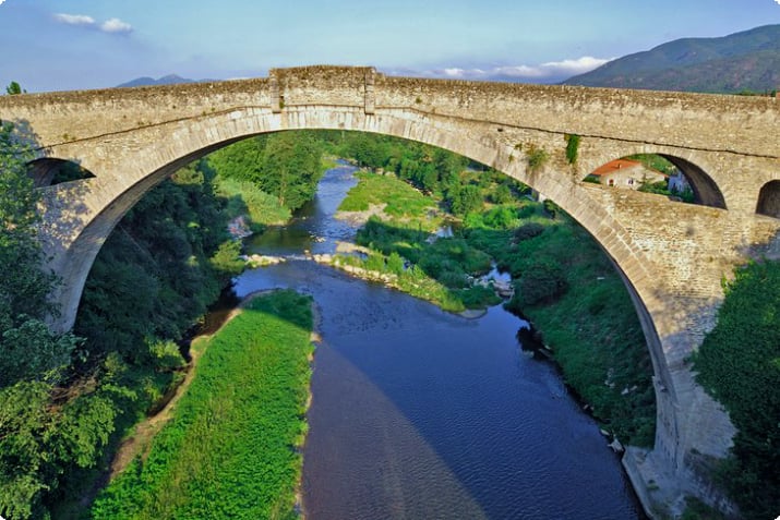 Древний мост в Сере