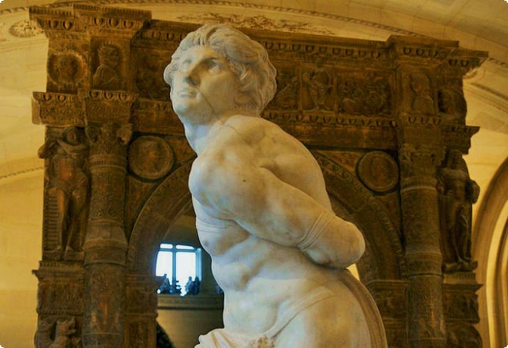 Скульптуры Captif работы Микеланджело (крыло Денон, комната 403)
