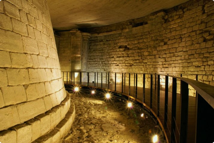 The Medieval Louvre: Foundations of the Palace palasset