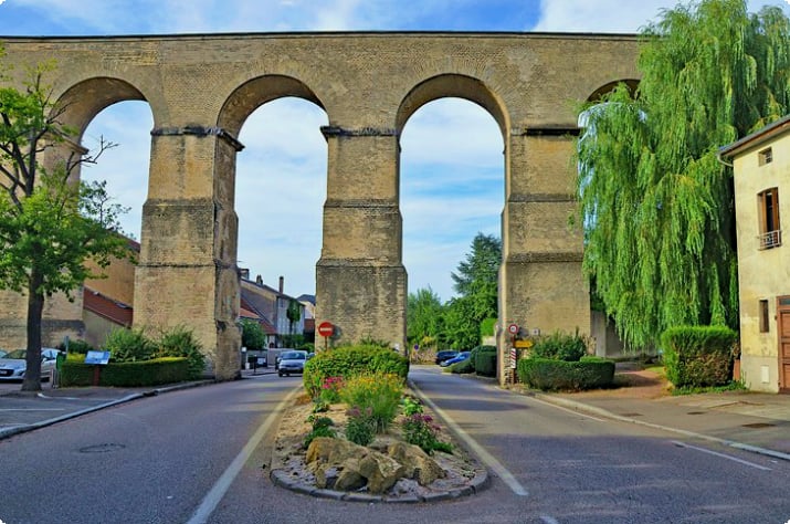 Римский акведук в Жуи-о-Арш