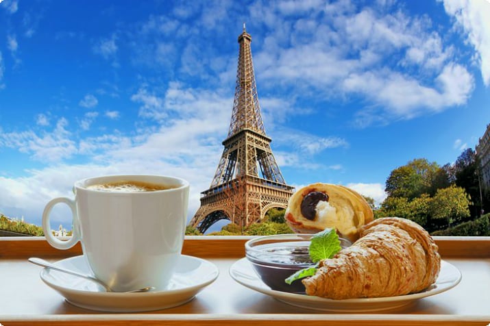 Kaffee und Croissant mit Aussicht