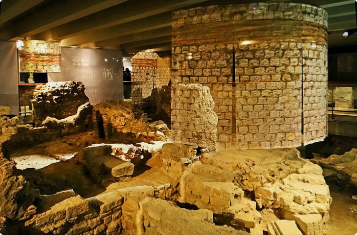 Crypte Archéologique ( Archäologisches Museum)