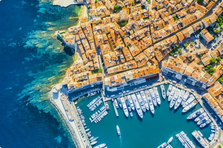 Saint-Tropez limanının havadan görünümü