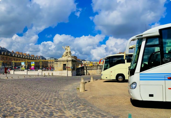 Автобусы в Версальском замке
