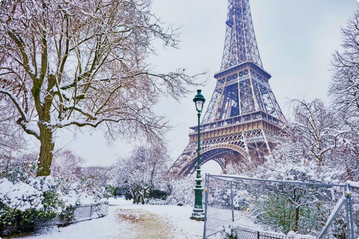 Der Eiffelturm an einem verschneiten Tag