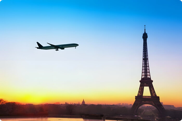Flugzeug fliegt in der Nähe des Eiffelturms