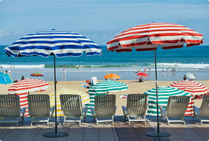 Полосатые зонтики на пляже в Биаррице