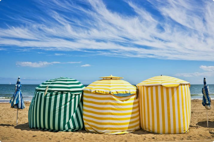Tentes de plage rayées à la Plage de Deauville