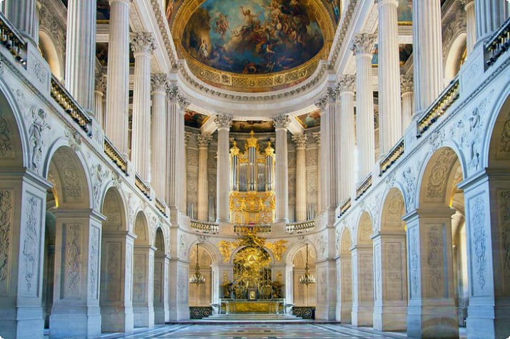 Zaal van de koninklijke kapel in het paleis van Versailles