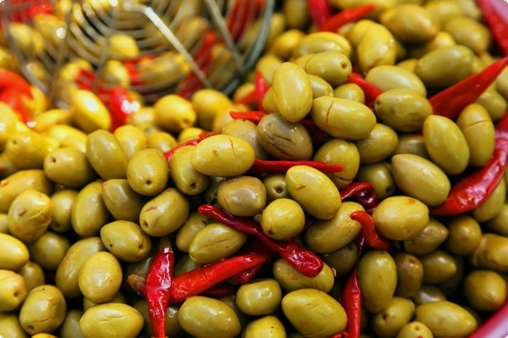 Оливки и перец для продажи на провансальском рынке