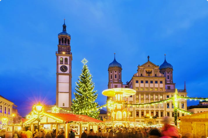 O Perlachturm e o Mercado de Natal