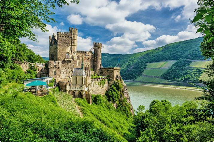 Замок Райнштайн в долине Рейна