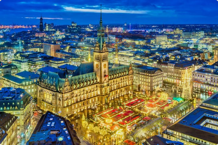 Вид с воздуха на Гамбург и рождественский базар
