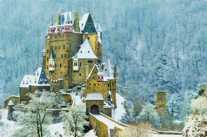 Замок Эльц зимой в долине Мозеля