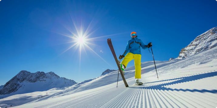 Лыжник наслаждается свежим снегом на горе Цугшпитце
