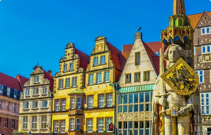 Farverige facader med Bremer Roland-statue i Bremen