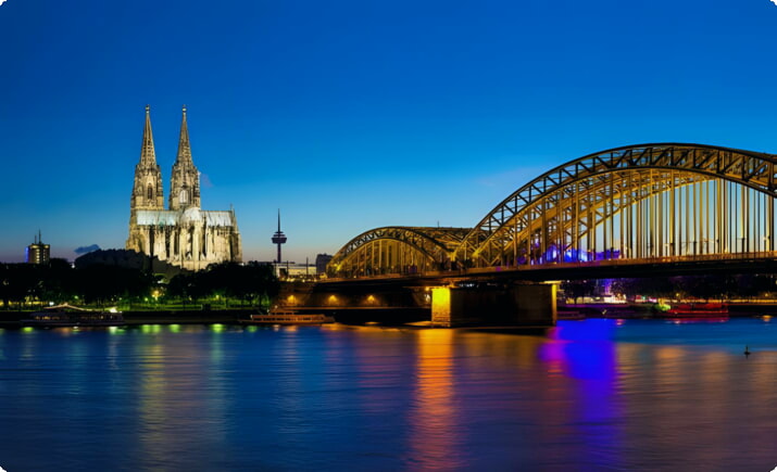 Kölnin tuomiokirkko ja Rein-joki yöllä