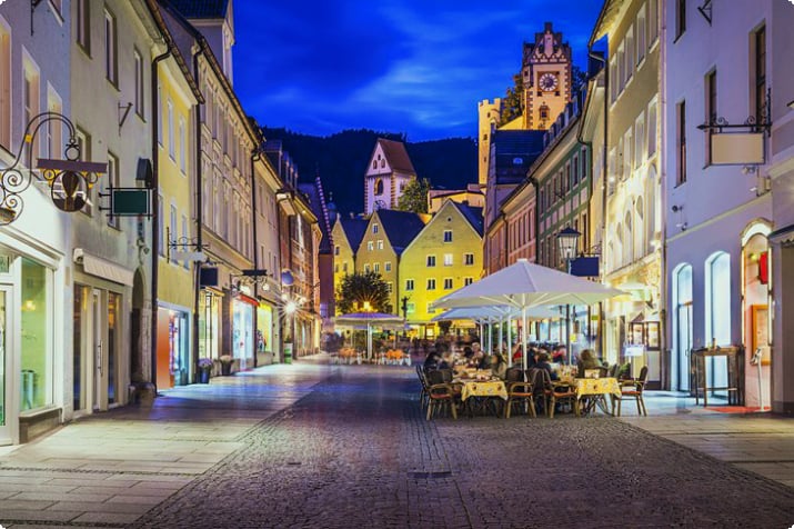 Foto noturna da bela cidade de Fussen na Rota Romântica