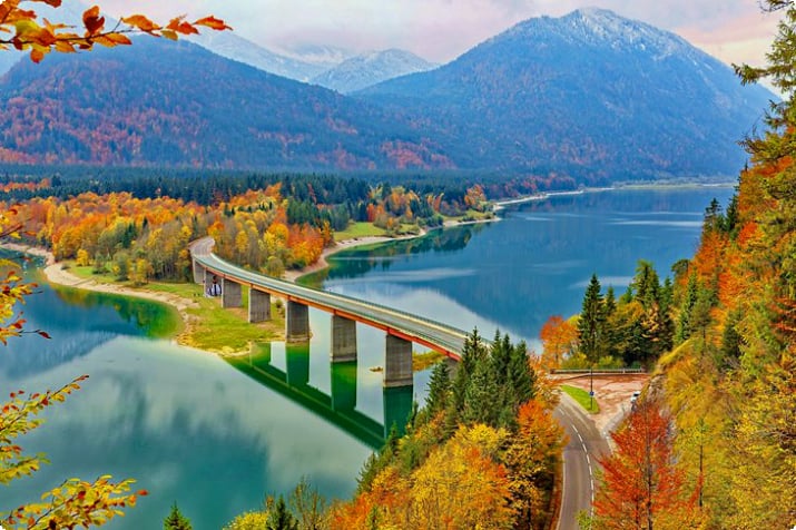 Sonbaharda Sylvenstein Barajı üzerindeki köprü