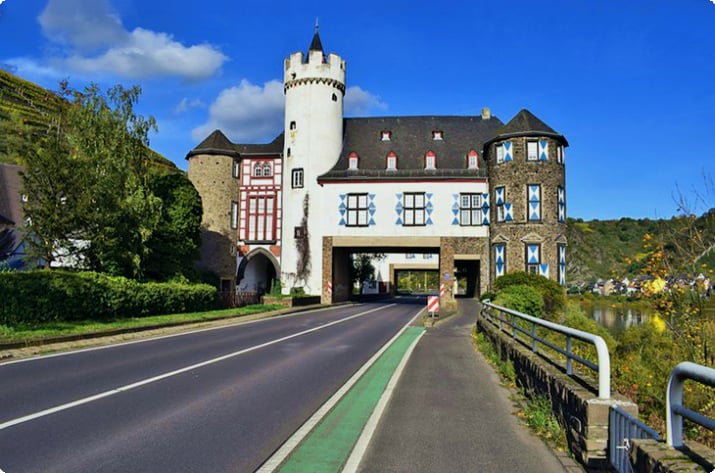 Kobern-Gondorf'ta Wasserschloss'tan geçen yol