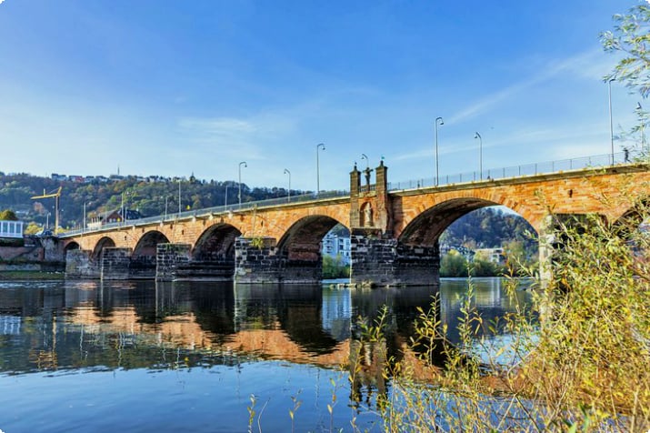 Trier'deki Eski Roma Köprüsü (Römerbrücke)