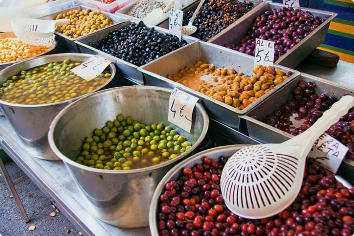 Оливки для продажи на уличном рынке