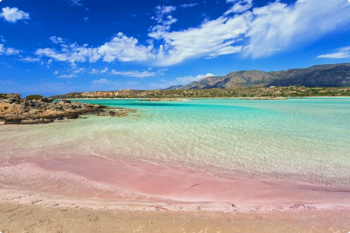 Praia de areia rosa de Elafonissi em Creta