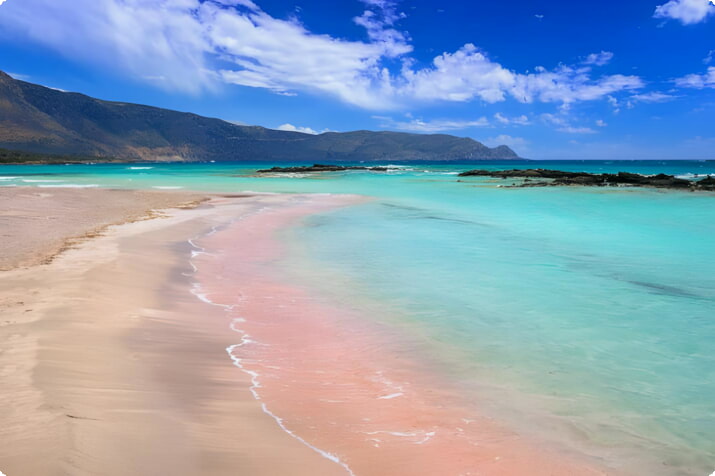 Розовый песок на пляже Элафонисси, Крит