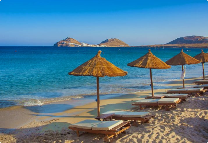 Paraplu's en lounges op het strand van Mykonos