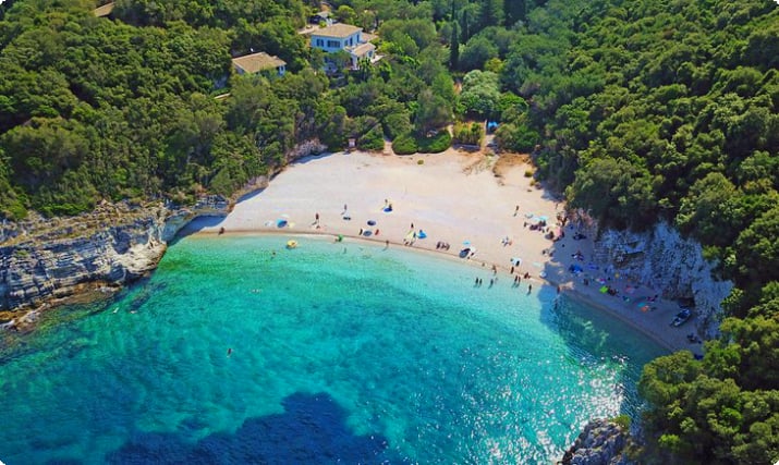 Korfu'daki Rovinia Plajı