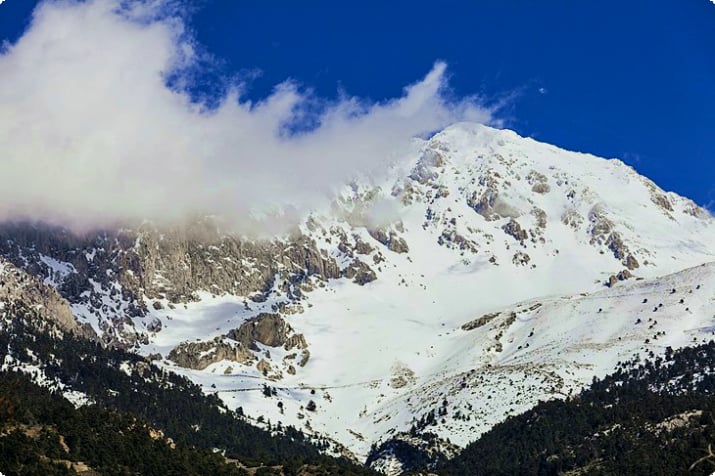 Покрытая снегом гора Парнас