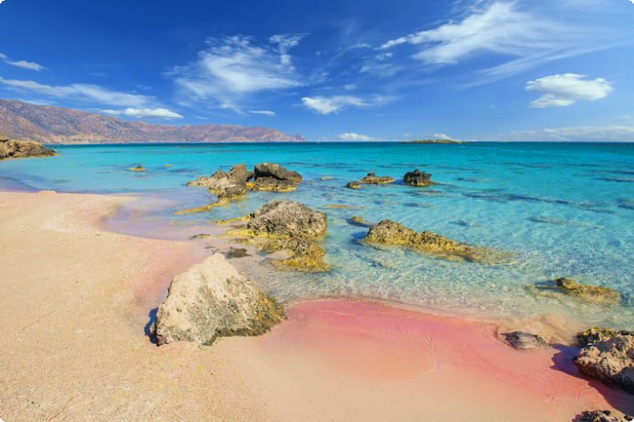 Розовый песок на пляже Элафониси