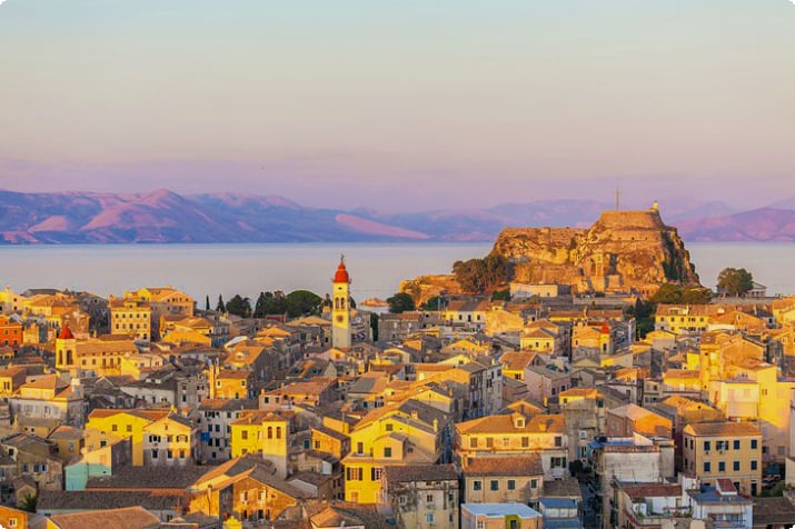 Utsikt over Korfu by ved solnedgang