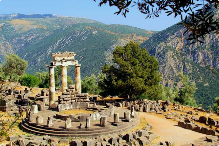 Atenas tempel vid den arkeologiska platsen i Delphi