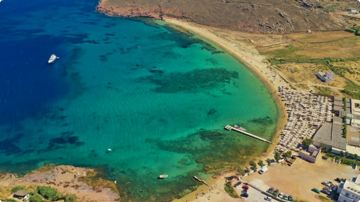 Widok na plażę Panormos z lotu ptaka