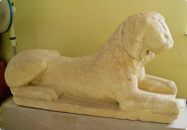 Вырезание льва в Археологическом музее, Фира