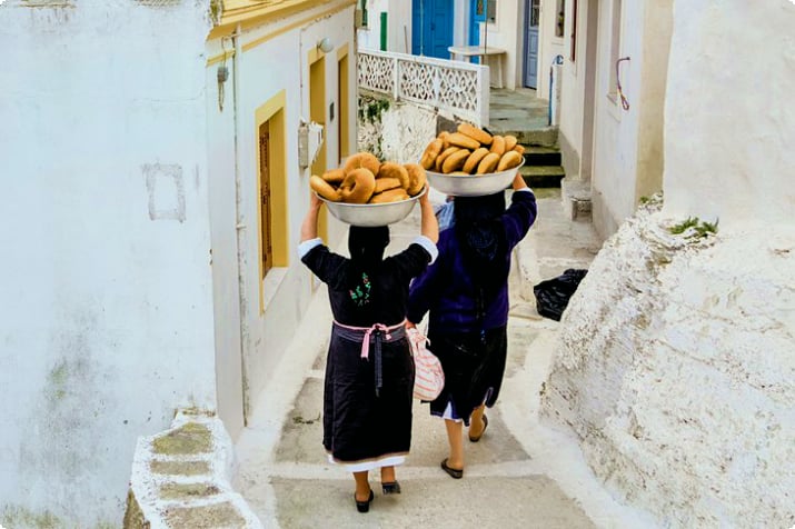 Женщины, несущие хлеб из общественной печи в Олимпосе, остров Карпатос