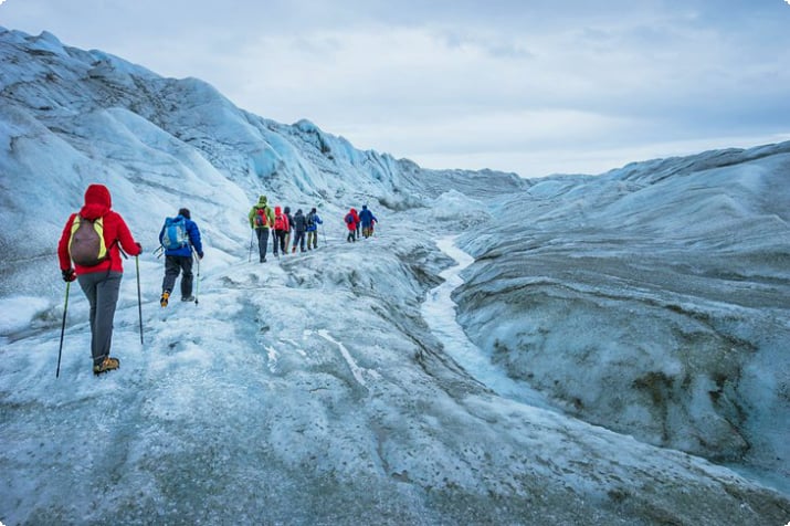 カンゲルルススァック近くの氷帽でのハイキング ツアー