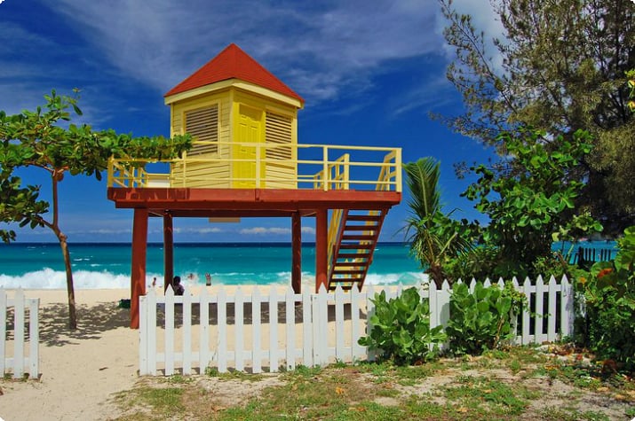 Желто-красная будка спасателя на пляже Гранд-Анс