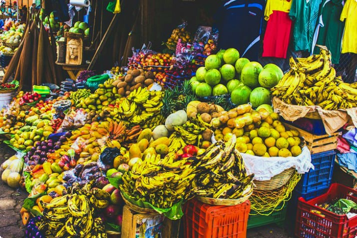 Antigua Guatemala Pazarında satılık meyveler