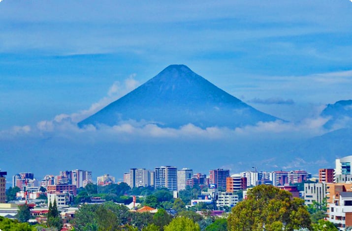 Guatemala Şehri ve Fuego yanardağı