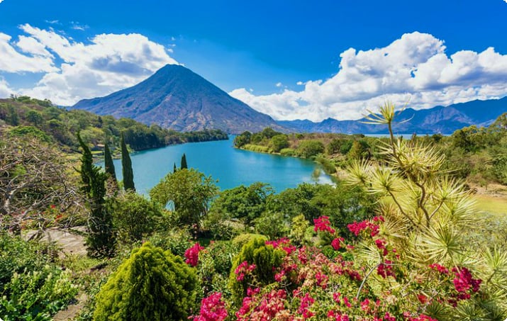 Jezioro Atitlan z wulkanem San Pedro w oddali