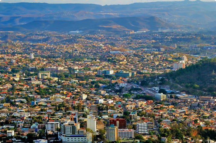 Naciones Unidas El Picacho'dan Tegucigalpa'nın panoramik görünümü