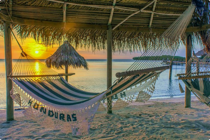 Coucher de soleil sur la plage de Sandy Bay, Roatan