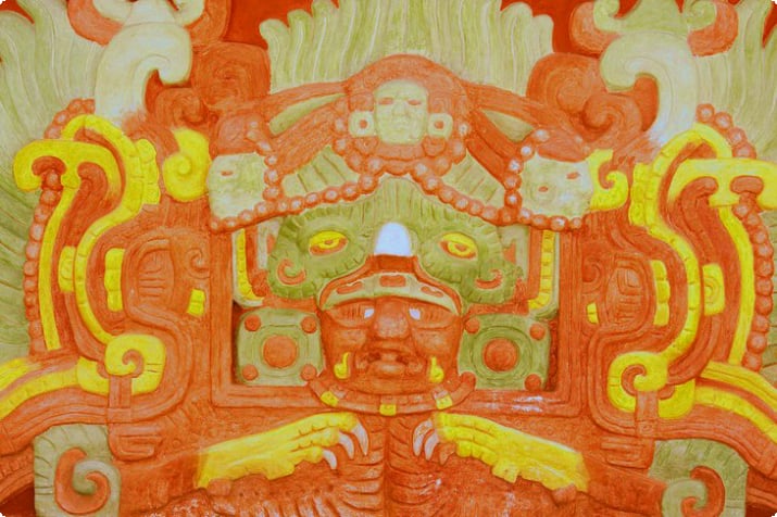 Художественное произведение на копии храма Розалилы в Музее скульптуры майя
