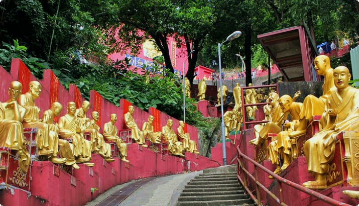 Лестница в монастырь Десяти тысяч Будд