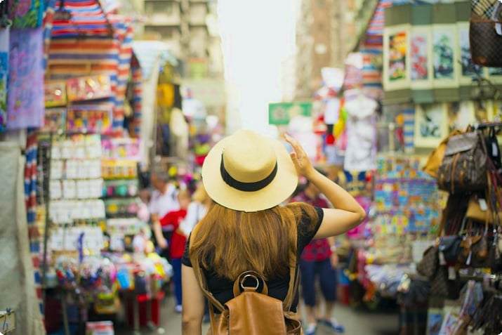 Hong Kong'da bir sokak pazarındaki kadın