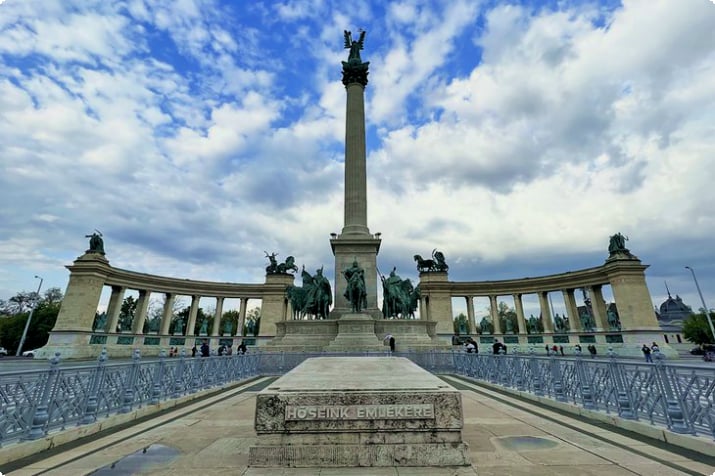 Monumento do Milênio na Praça dos Heróis