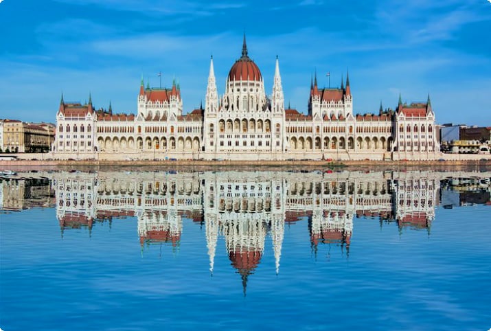 Здание венгерского парламента в отражении Дуная